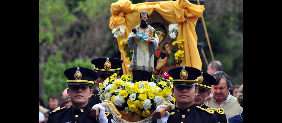 Se espera una multitud para pedir pan y trabajo