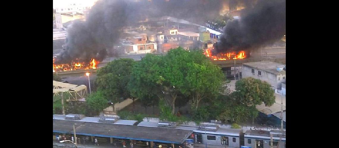 Rio violenta- Dos muertos en robo y buses quemados en protesta narco