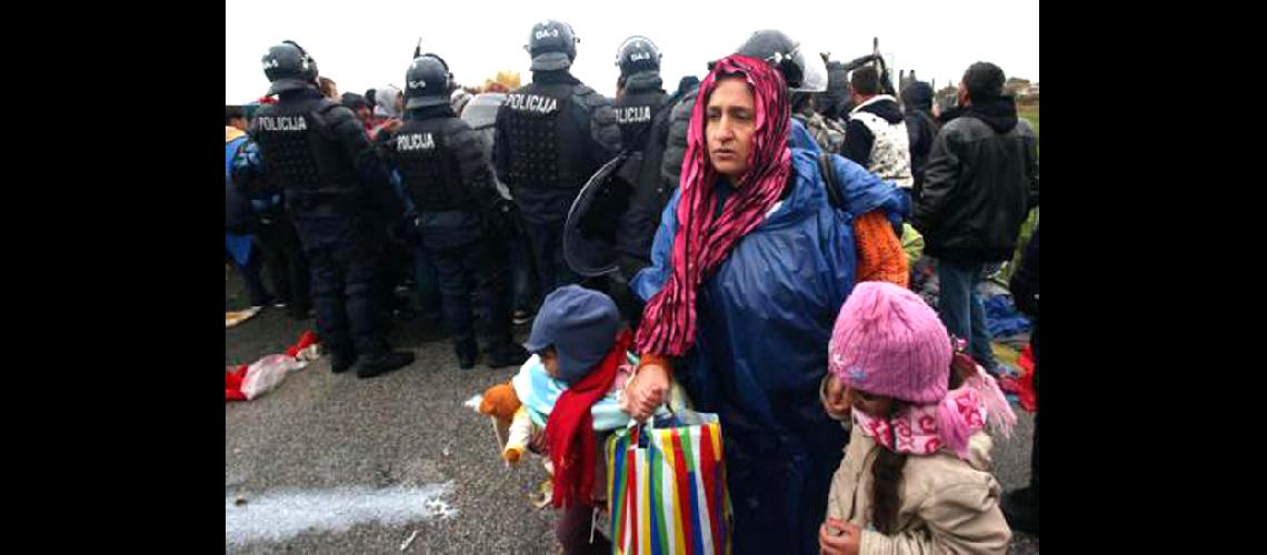 Una nueva oleada de refugiados  reanuda marcha por los Balcanes