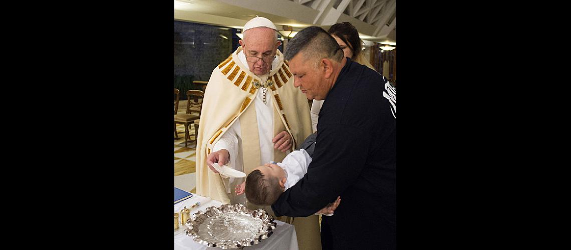  El papa Francisco  bautizoacute al hijo de su amigo cartonero 