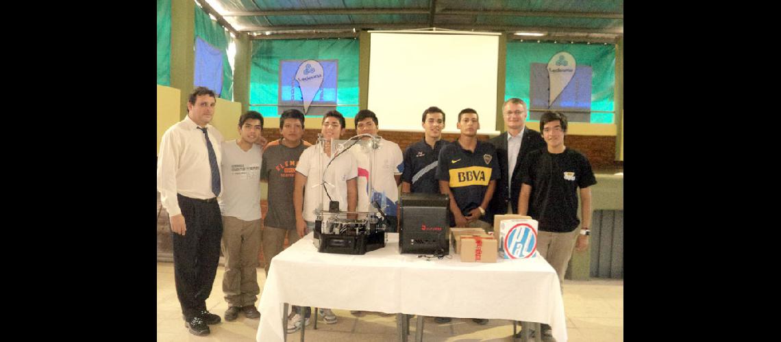 Ledesma donoacute scanner y una impresora  3D a la Escuela Teacutecnica Herminio Arrieta