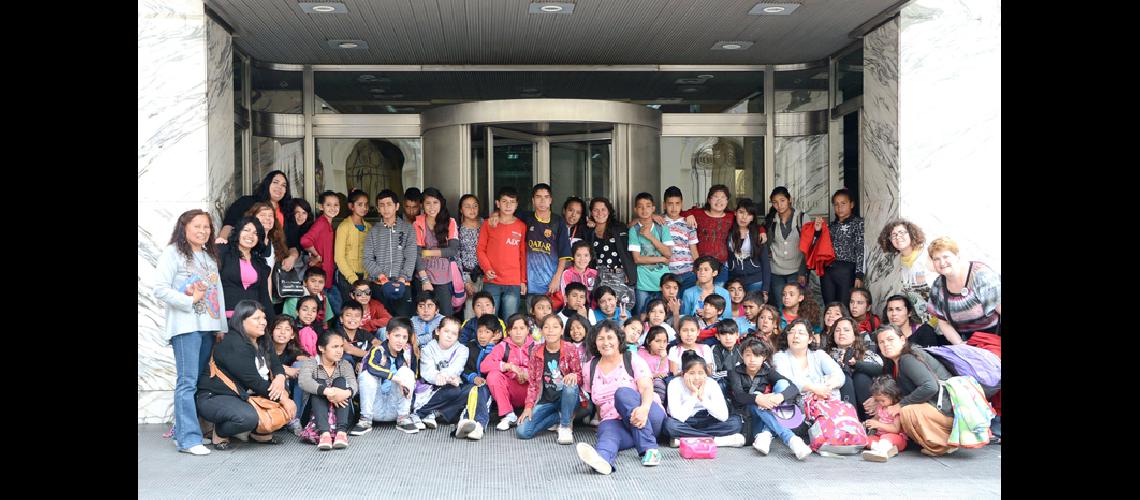  Nintildeos jujentildeos y mendocinos fueron  recibidos en el Diario de Jujuy