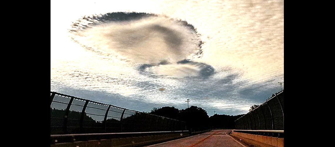 Aparecen extrantildeas nubes  #147con agujeros#148 en EEUU