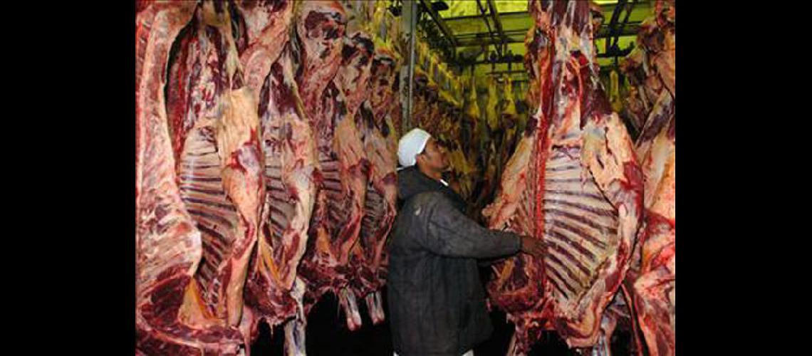 El Gobierno amenaza  con importar la carne 