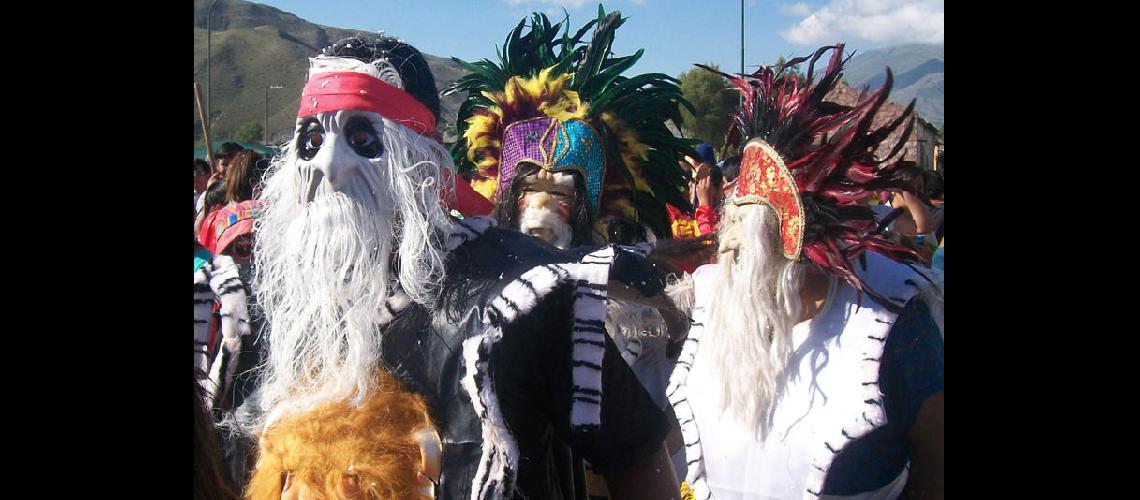 El carnaval quebradentildeo  dio comienzo en Volcaacuten
