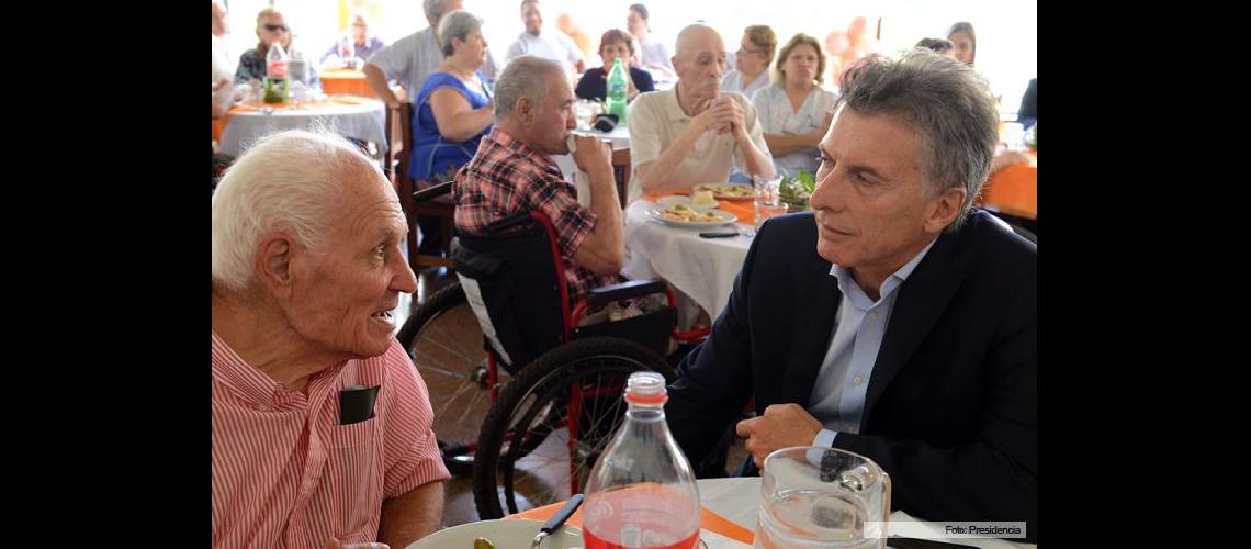 Macri realiza una visita a un centro de jubilados 