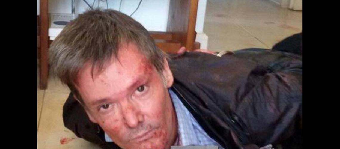 Farre atacoacute a su esposa con dos  cuchillos y la degolloacute de espaldas