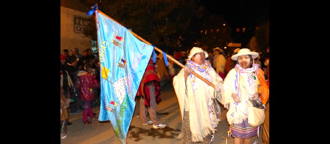 Los quiaquentildeos celebraron el Carnaval con un espectacular corso en Martes de Chaya
