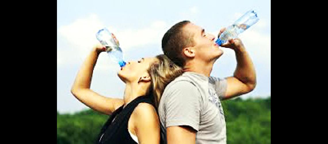 Tomar maacutes agua  mejora el humor