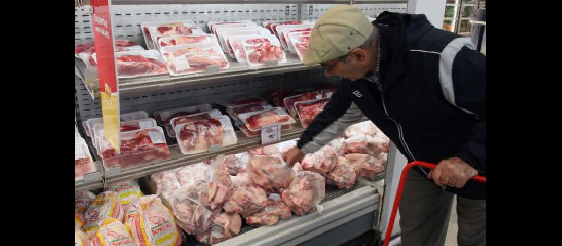 El pollo en goacutendola cuesta 40 veces maacutes de lo que le pagan al productor