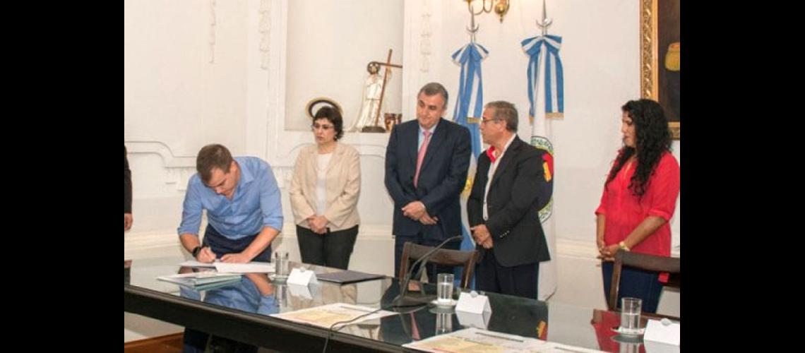 El Gobierno acordoacute canasta escolar con empresarios