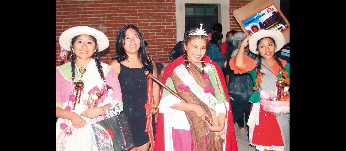 En Volcaacuten se despediraacute el Carnaval de flores y de remache  