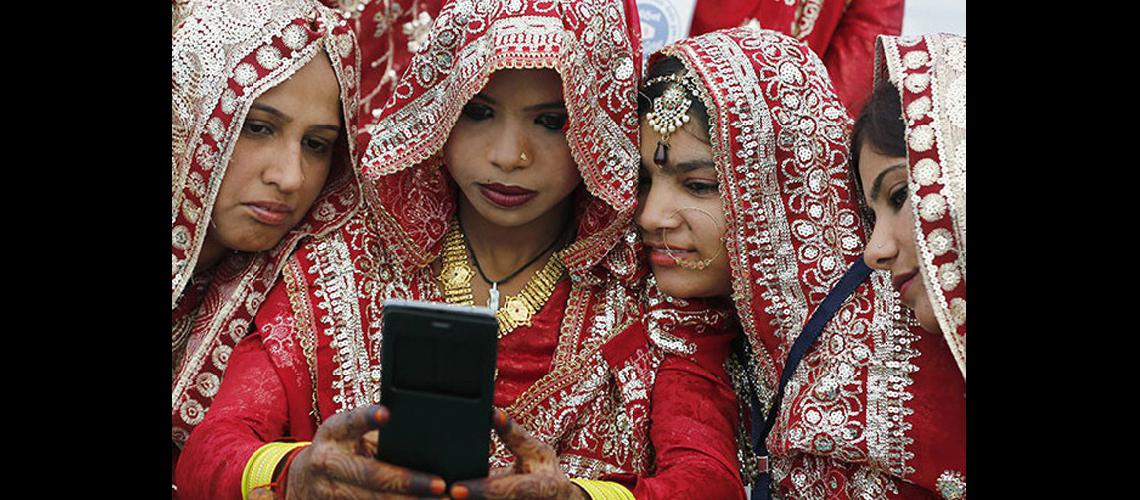 Prohiben usar celulares  a las mujeres solteras