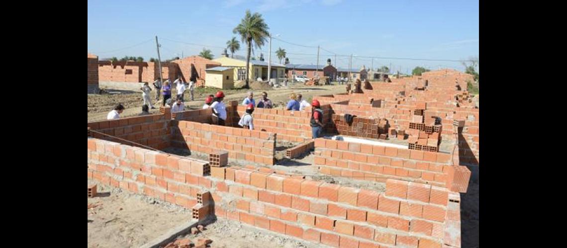 LaTupac denuncioacute la  toma de 127 viviendas