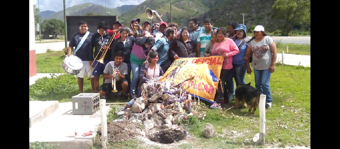 Finalmente se despidioacute al Momo en el mojoacuten del  Carnaval oficial de la Quebrada de Humahuaca  