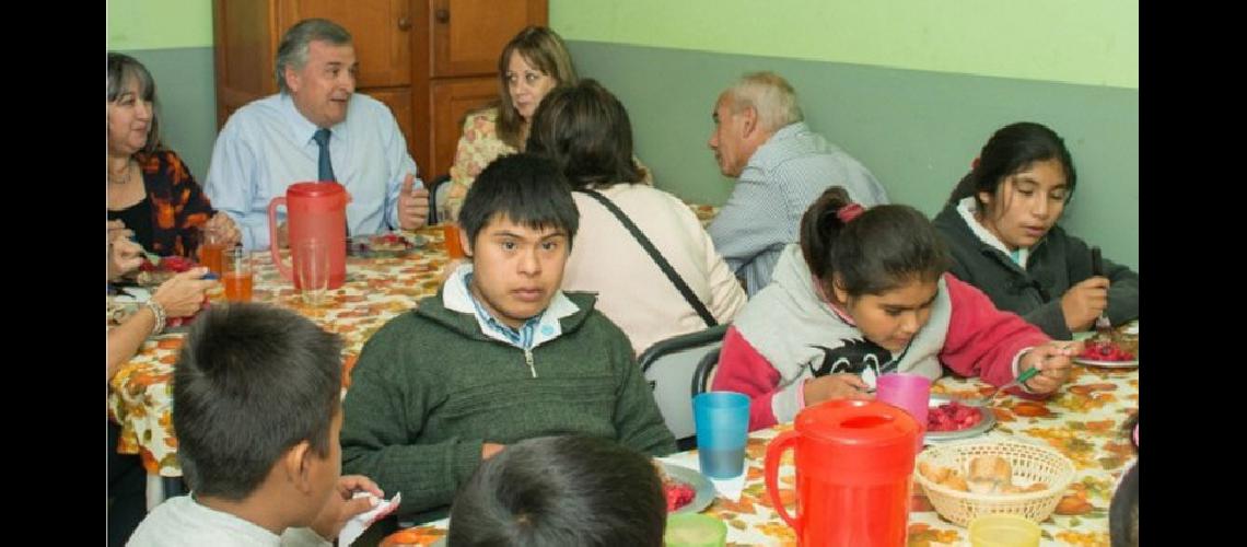 Morales almorzoacute con alumnos de la Escuela Especial Nordm 9 