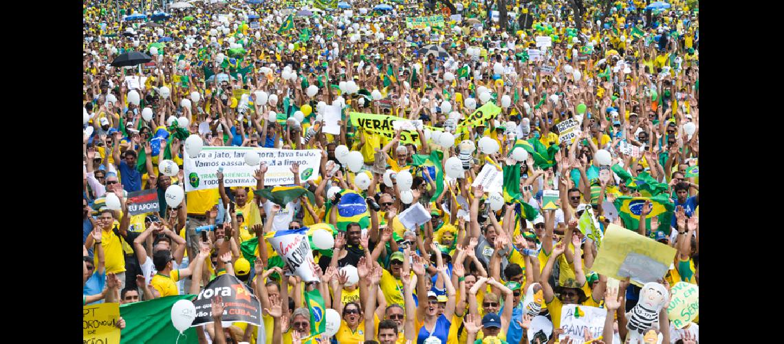 Multitudinaria marcha contra Dilma Rousseff