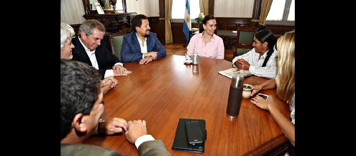 La vice presidenta recibioacute a la  liacuteder punentildea Rosario Quispe