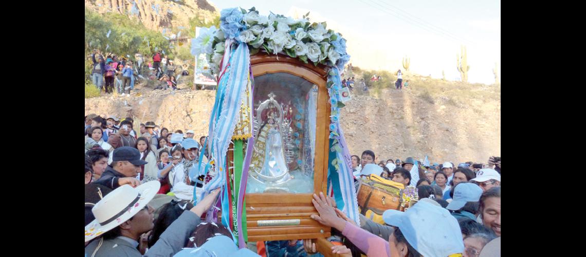 Las fiestas populares religiosas convocan miles de creyentes