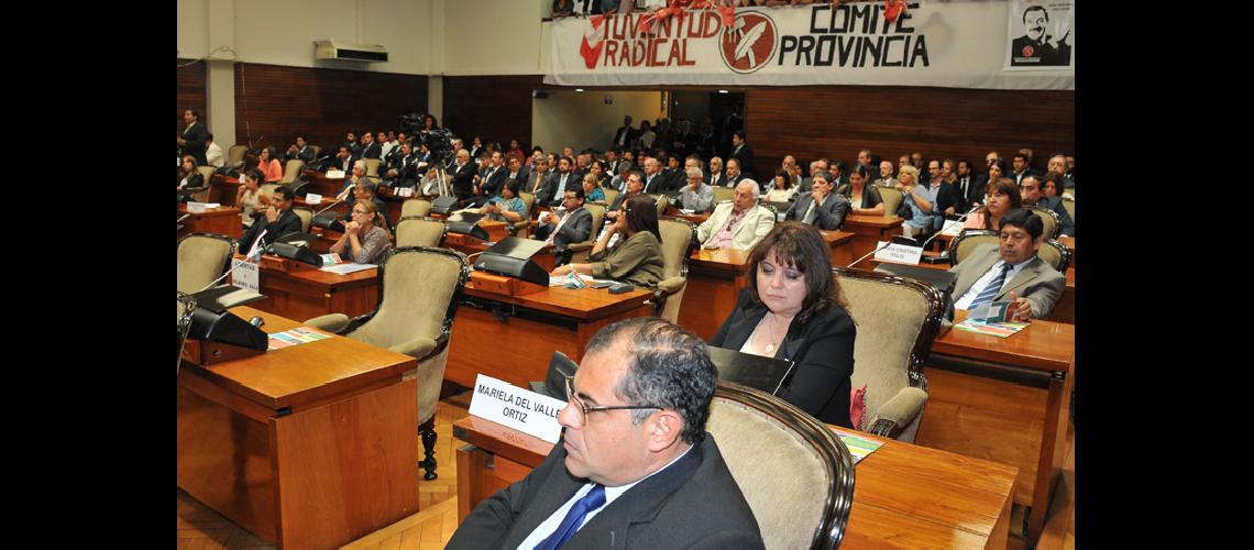 El Gobernador promueve debatir #147coacutemo queremos vivir#148 los jujentildeos