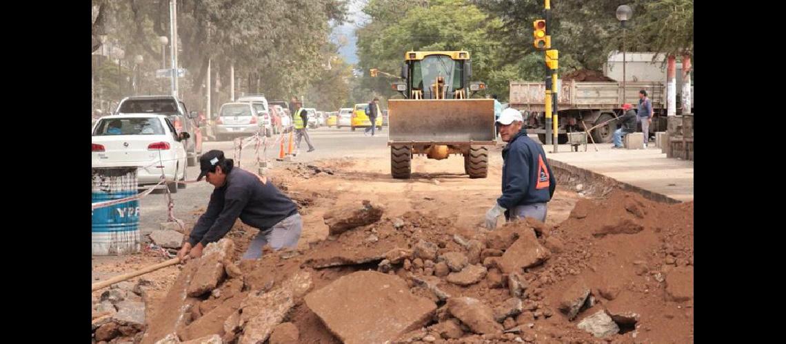Iniciaron las tareas previas a la  repavimentacioacuten de calle Santibaacutentildeez