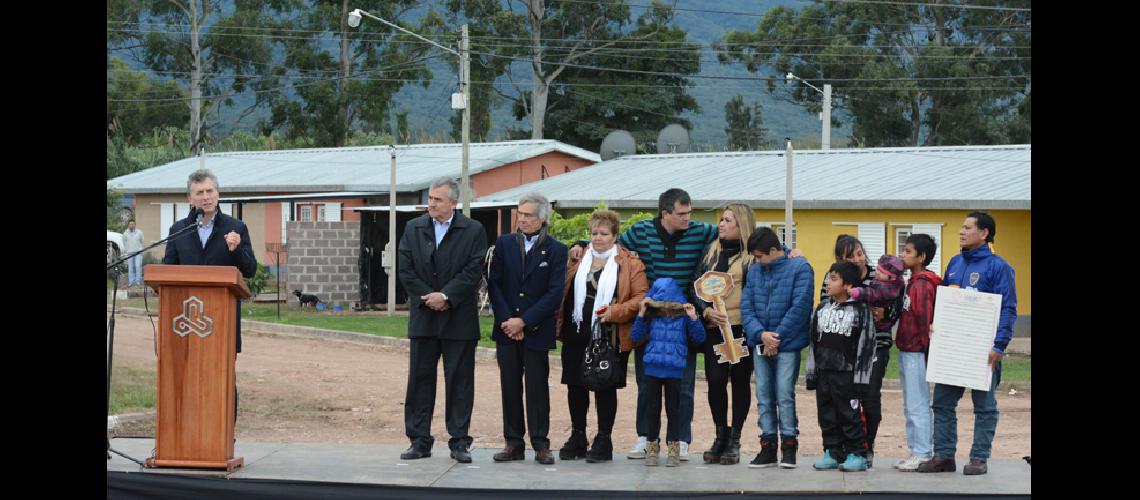 Macri entregoacute escrituras y viviendas en Calilegua