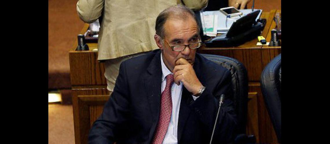 Senador opositor fue encarcelado en Chile