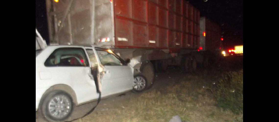 Dos muertos al incrustrarse un auto debajo de un camioacuten