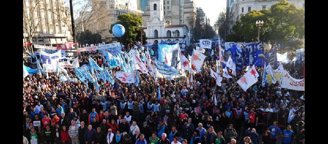 Una multitud se movilizoacute por #147paz pan y trabajo#148