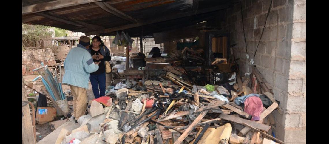 Un incendio afectoacute la vivienda de cuatro abuelos en San Pedro 