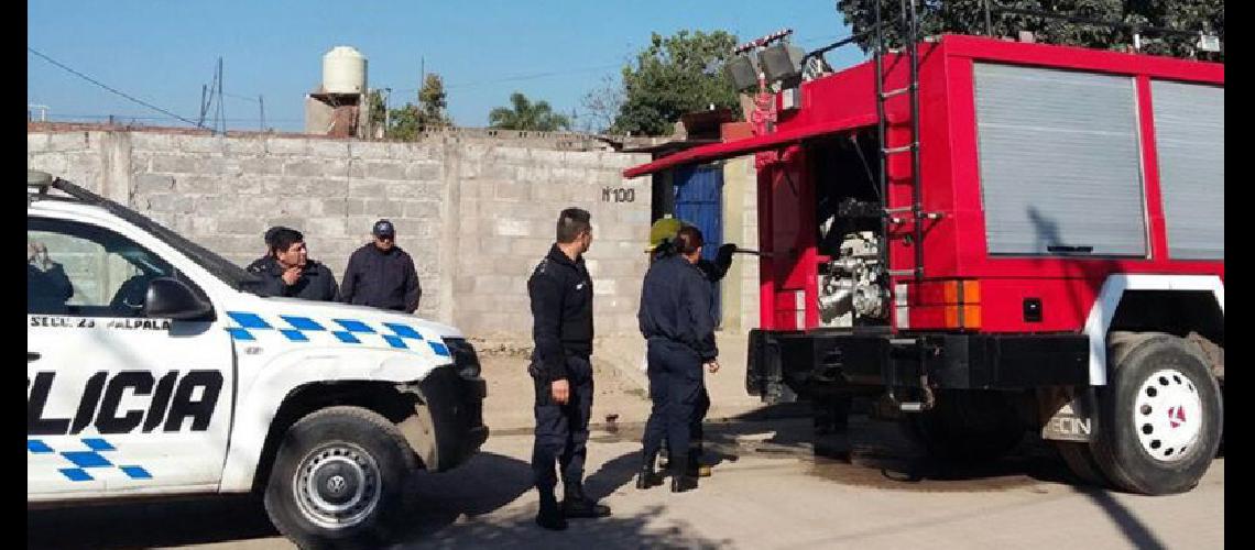 Bomberos rescataron a dos nintildeos de un incendio en Palpalaacute