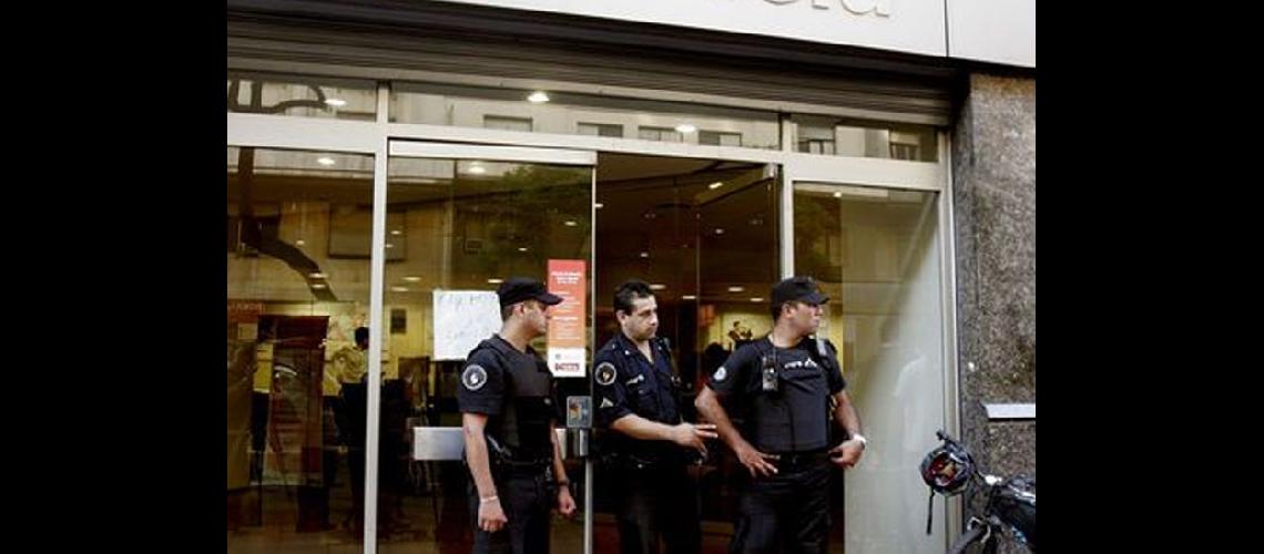 Dos delincuentes robaron 70000 pesos en un banco