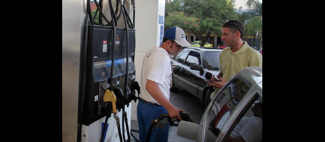 Congelan precios de las naftas y el gasoil por 90 diacuteas