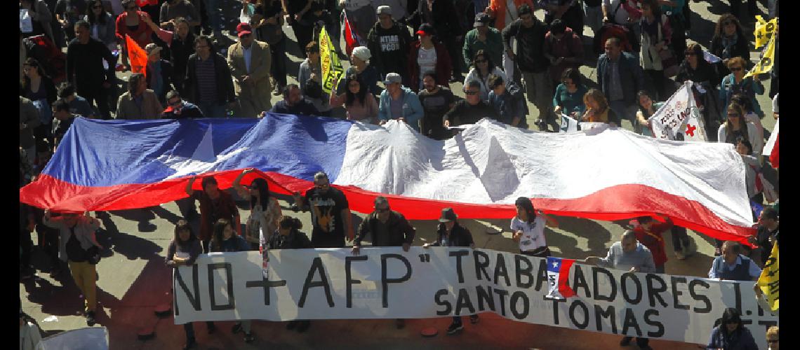 Masiva protesta de  los jubilados en Chile 