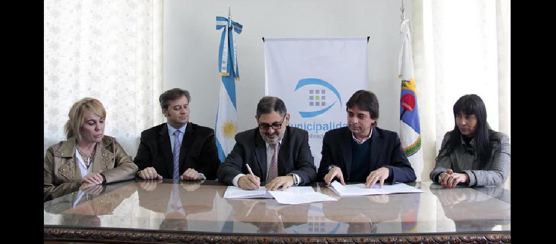 Firmaron convenio entre el Municipio y el Ente Autaacuterquico Permanente