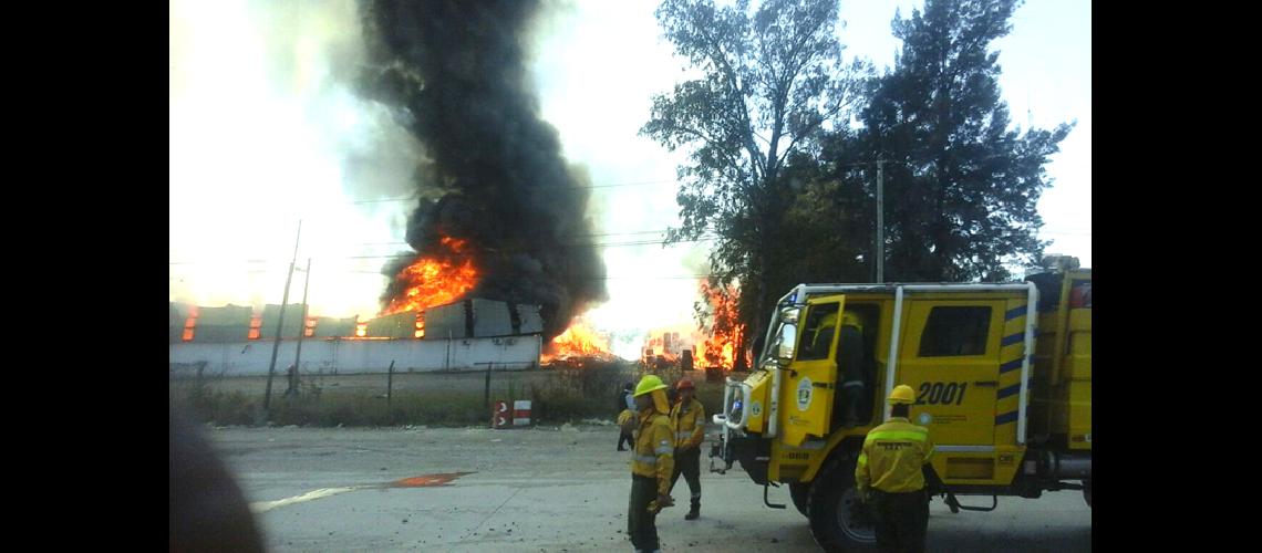 Voraz incendio destruyoacute partes de unos galpones