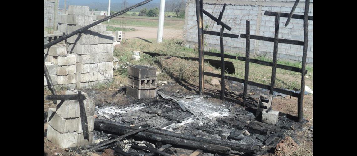 Prendioacute fuego una casilla con usurpadores adentro 