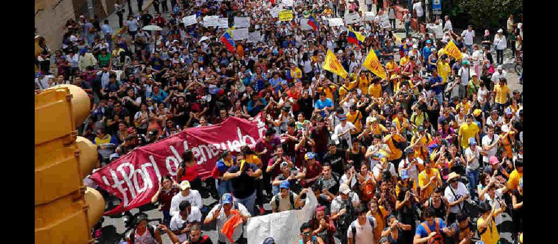 El Chavismo y opositores a las calles de Venezuela
