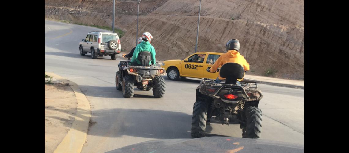 Picada en cuatriciclo de joacutevenes en Los Perales