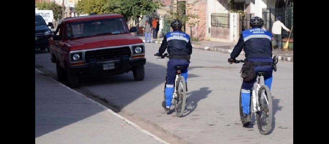Motociclista que haciacutea picadas embistioacute luego a un bicipoliciacutea 