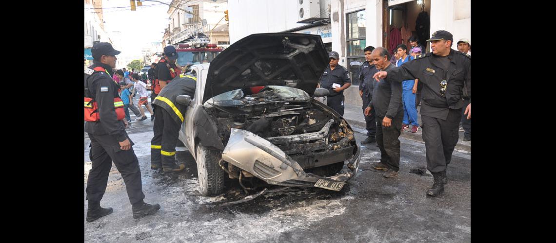 Se incendioacute un auto en plena calle Lavalle