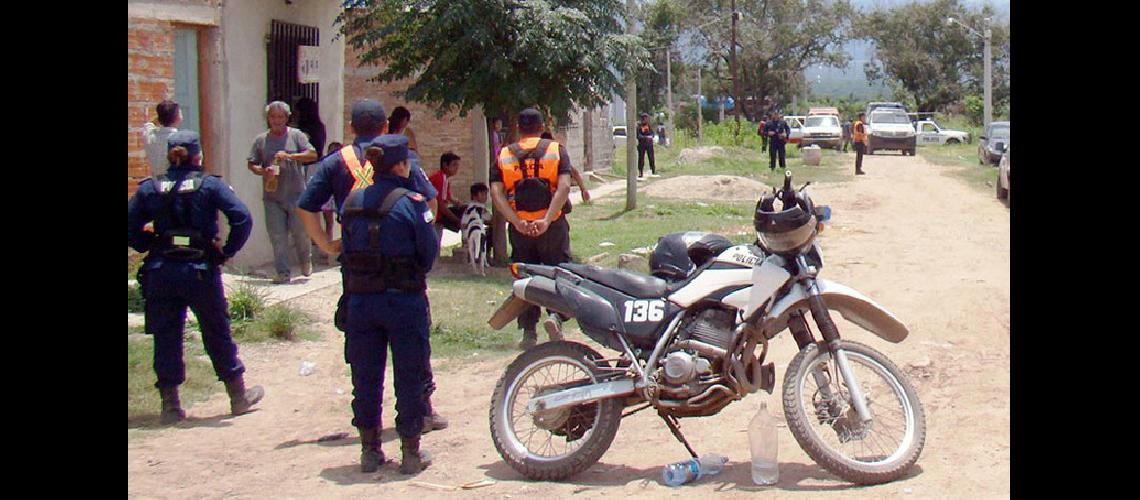 Una bala perdida mata a un menor tras disputa de barras