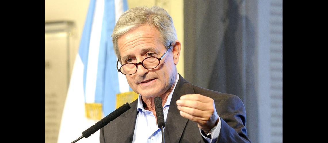 El bono a estatales #147cierra la discusioacuten sobre peacuterdida#148 salarial