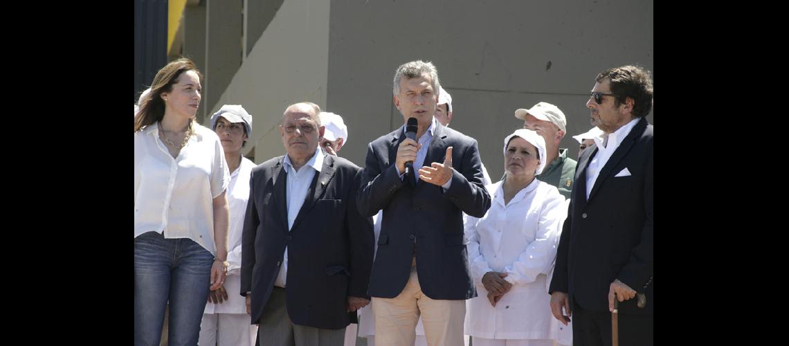 Macri convocoacute a #147mejorar la productividad del paiacutes#148