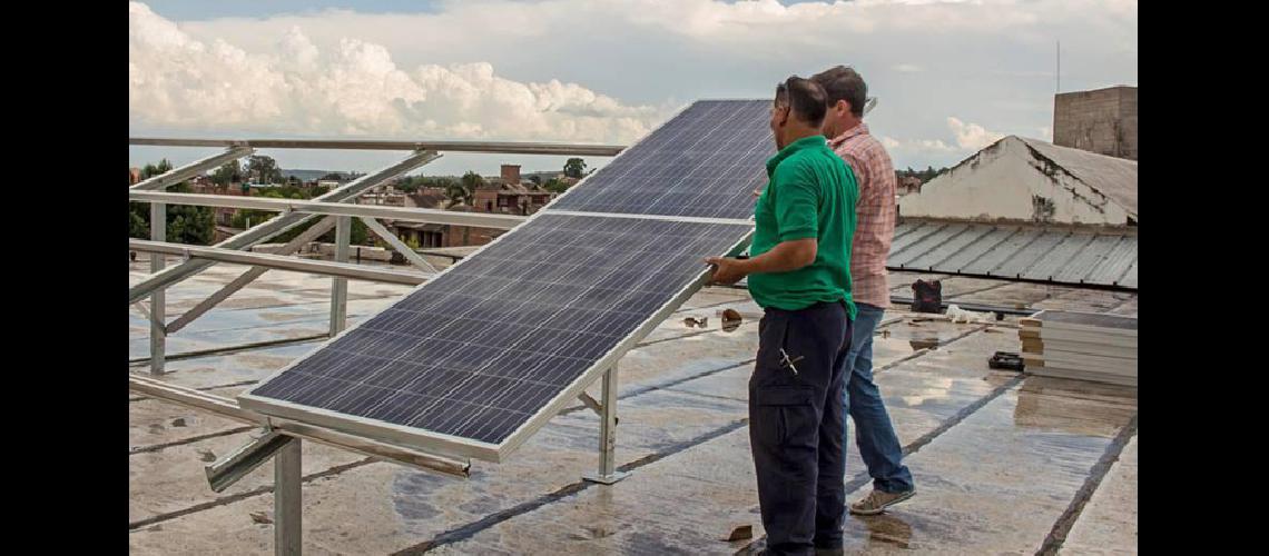 Sistema de aprovechamiento  de energiacutea solar en la EET 2