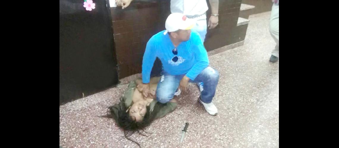 Enajenado ingresoacute con un cuchillo a oficina municipal