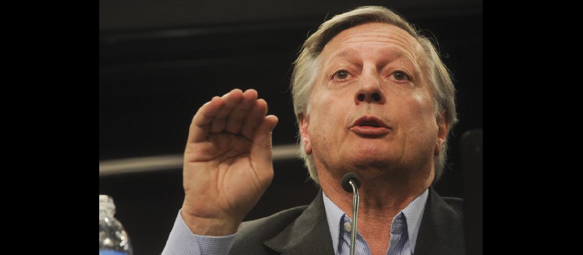 Aranguren ratificoacute que en febrero aumentaraacute la luz y en abril el gas