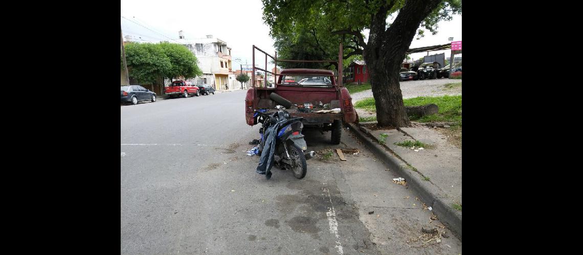 Moticiclista choco con camioneta abandonada