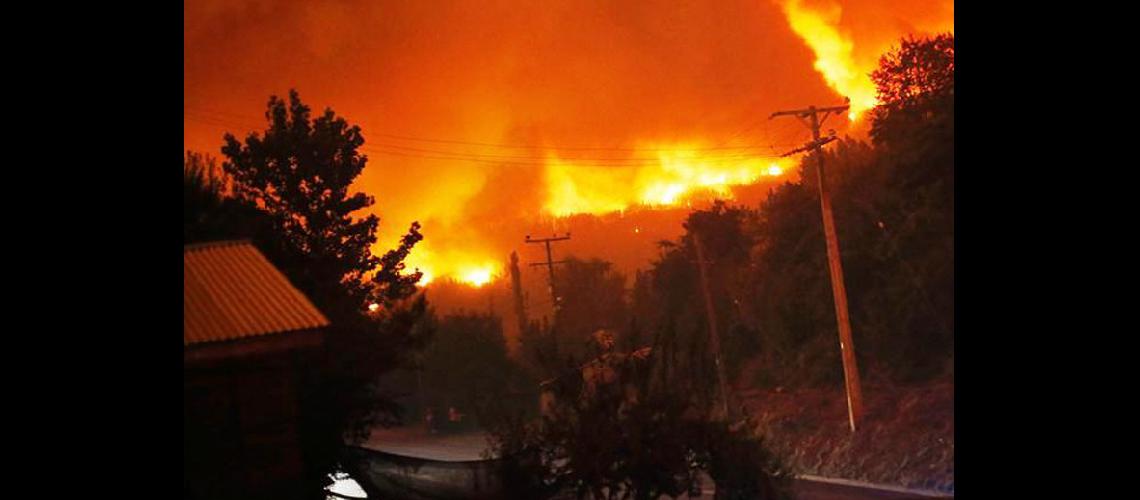 Fuego en Chile arrasoacute  con un pueblo entero 