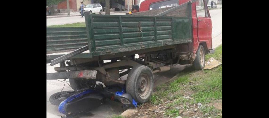 Camioacuten sin freno arrolloacute una moto 